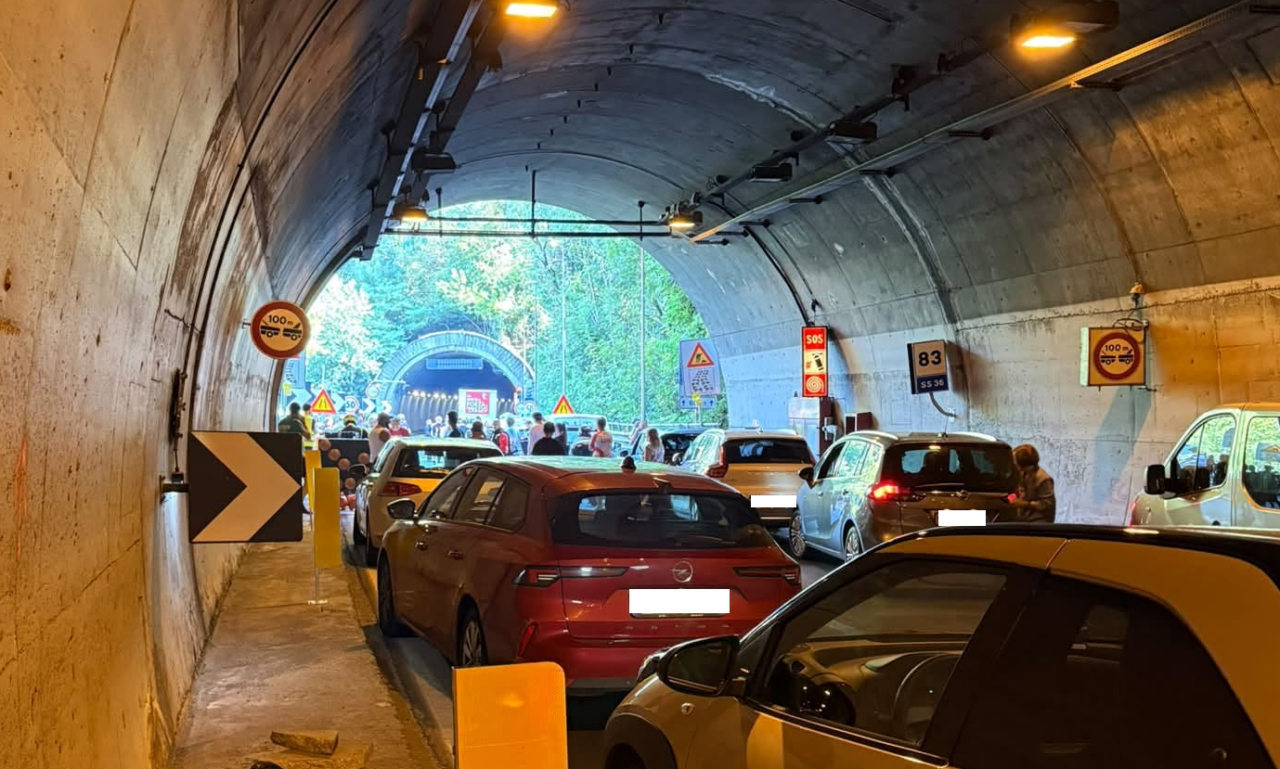 Scontro tra auto e moto nella galleria Monte Piazzo: quattro feriti sulla Statale 36