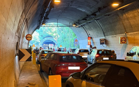 Scontro tra auto e moto nella galleria Monte Piazzo: quattro feriti sulla Statale 36