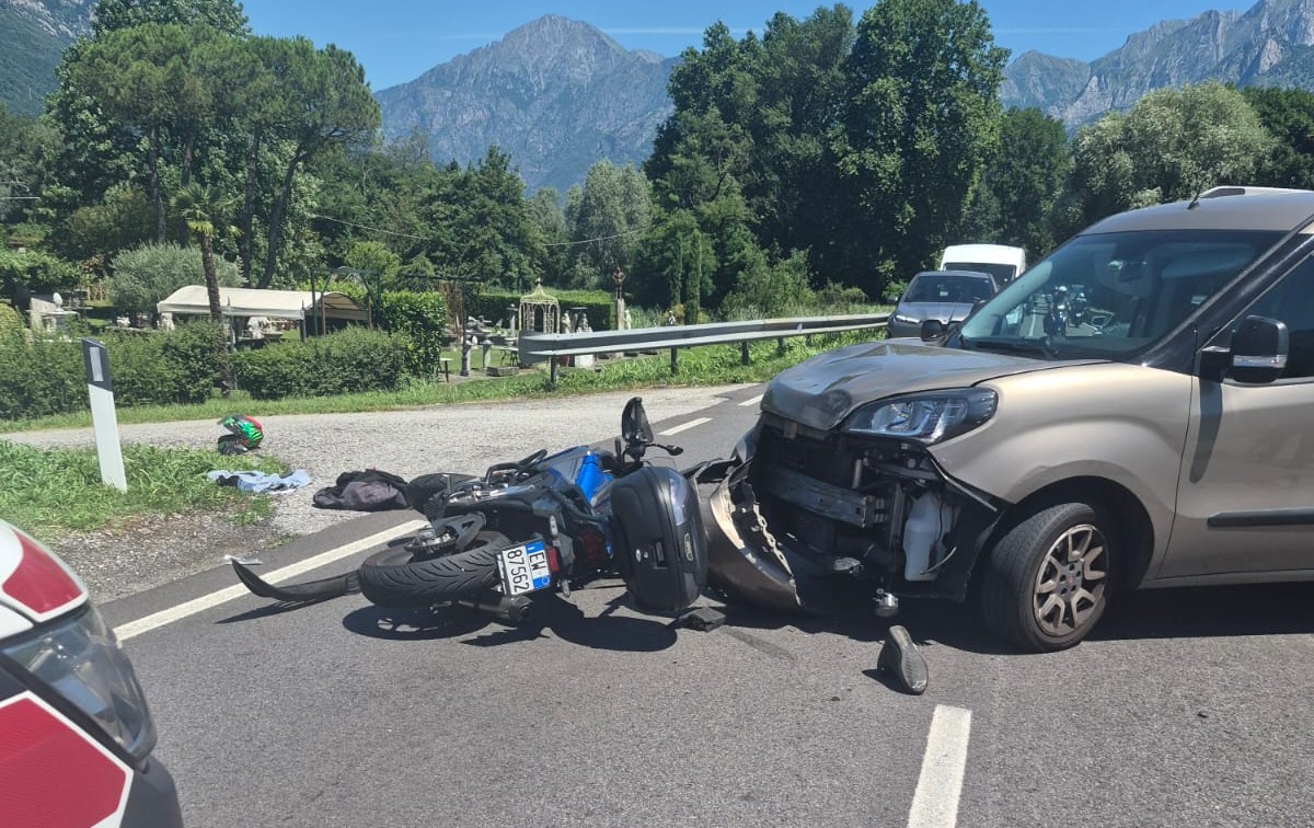 Scontro tra auto e moto sulla Ss36: grave un 56enne