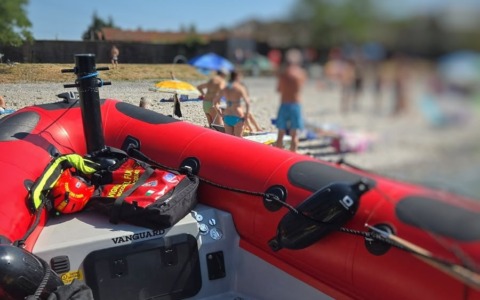 Un padre salva il figlio in acqua, ma ha bisogno di aiuto: intervento dei Vigili del fuoco