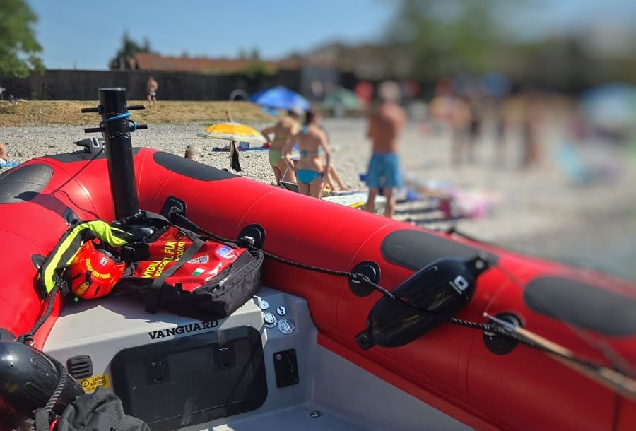 Un padre salva il figlio in acqua, ma ha bisogno di aiuto: intervento dei Vigili del fuoco