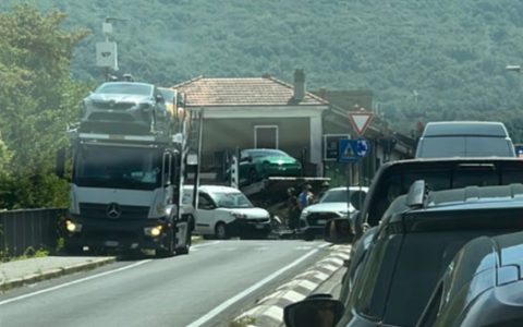 Una bisarca perde il rimorchio al Ponte Azzone Visconti, traffico in crisi