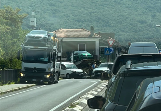 Una bisarca perde il rimorchio al Ponte Azzone Visconti, traffico in crisi