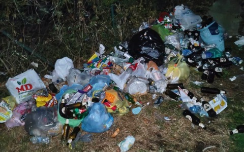 Vercurago, la spiaggia soffocata dai rifiuti: Plastic Free lancia un appello alla cittadinanza