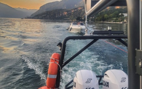 Vigili del Fuoco salvano imbarcazione in difficoltà a Mandello del Lario