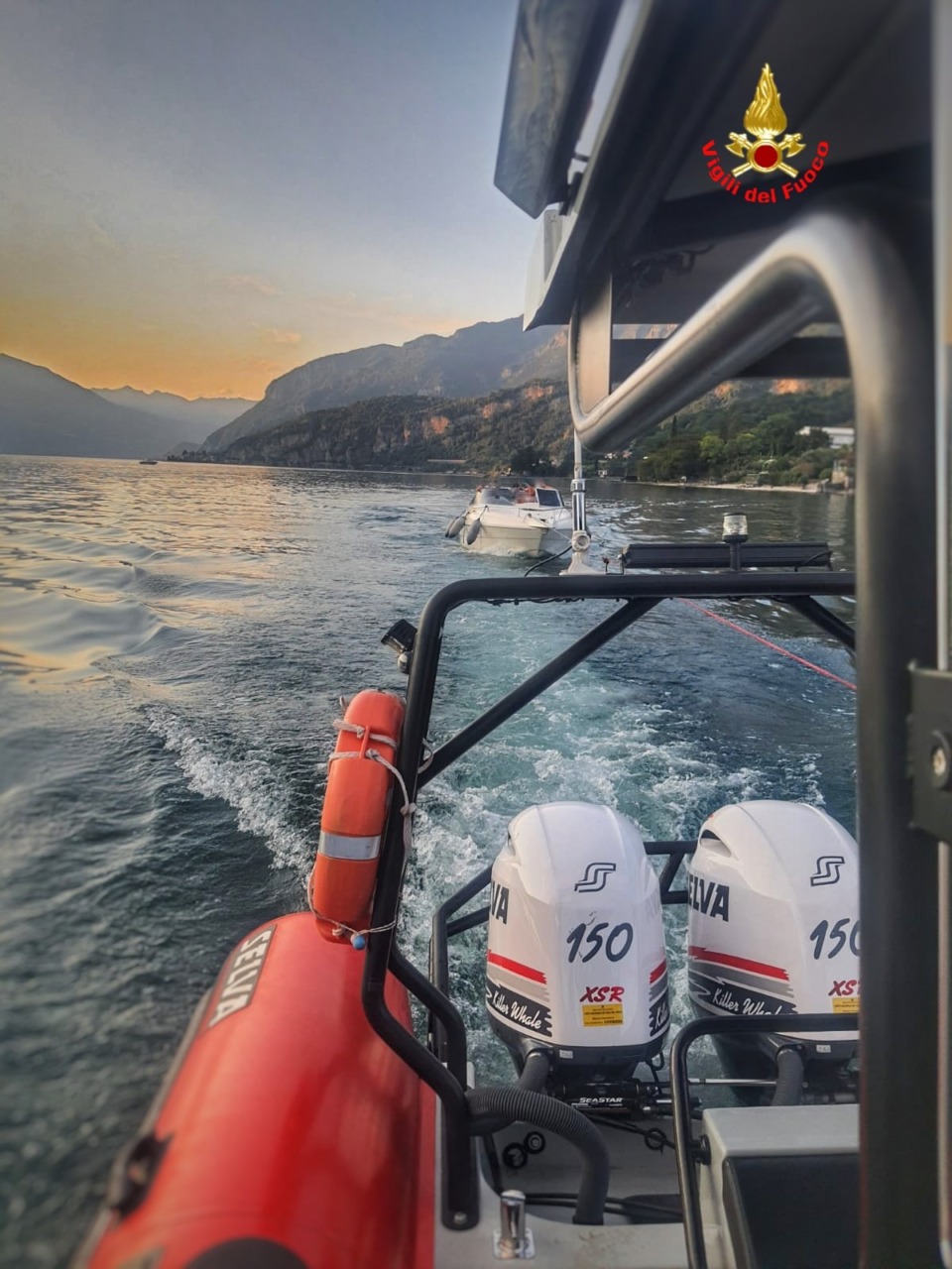 Vigili del Fuoco salvano imbarcazione in difficoltà a Mandello del Lario