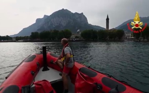 Incendio a Premana: unità nautica dei Vvf supporta il Canadair